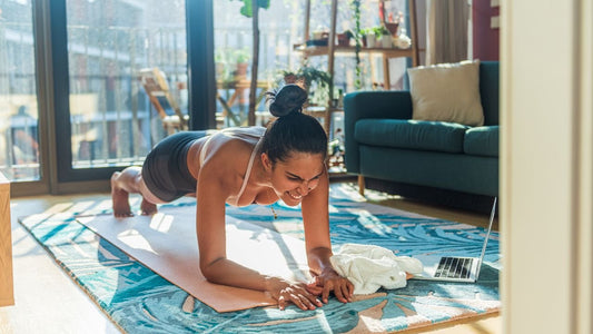 Wall Pilates : 10 exercices sans matériel pour se muscler chez soi