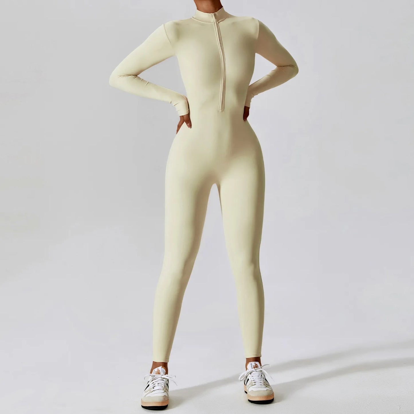 Tenu-de-sport-longue-beige