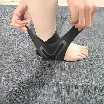 Attelle cheville soulagement douleur, mise en place d'un support pour soulager la douleur au niveau de la cheville.