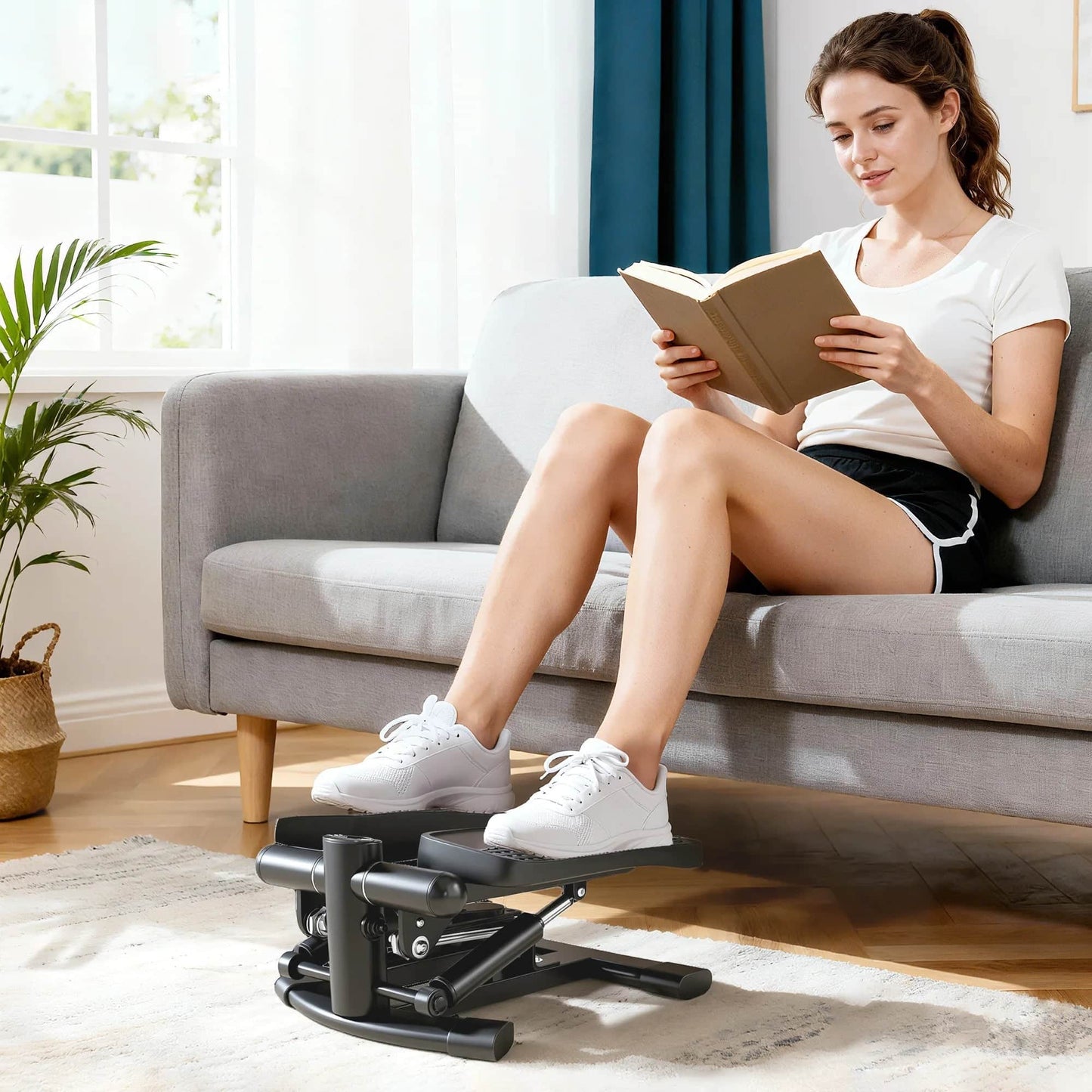 Femme lisant un livre sur un stepper fitness compact tout en s'entraînant à domicile.