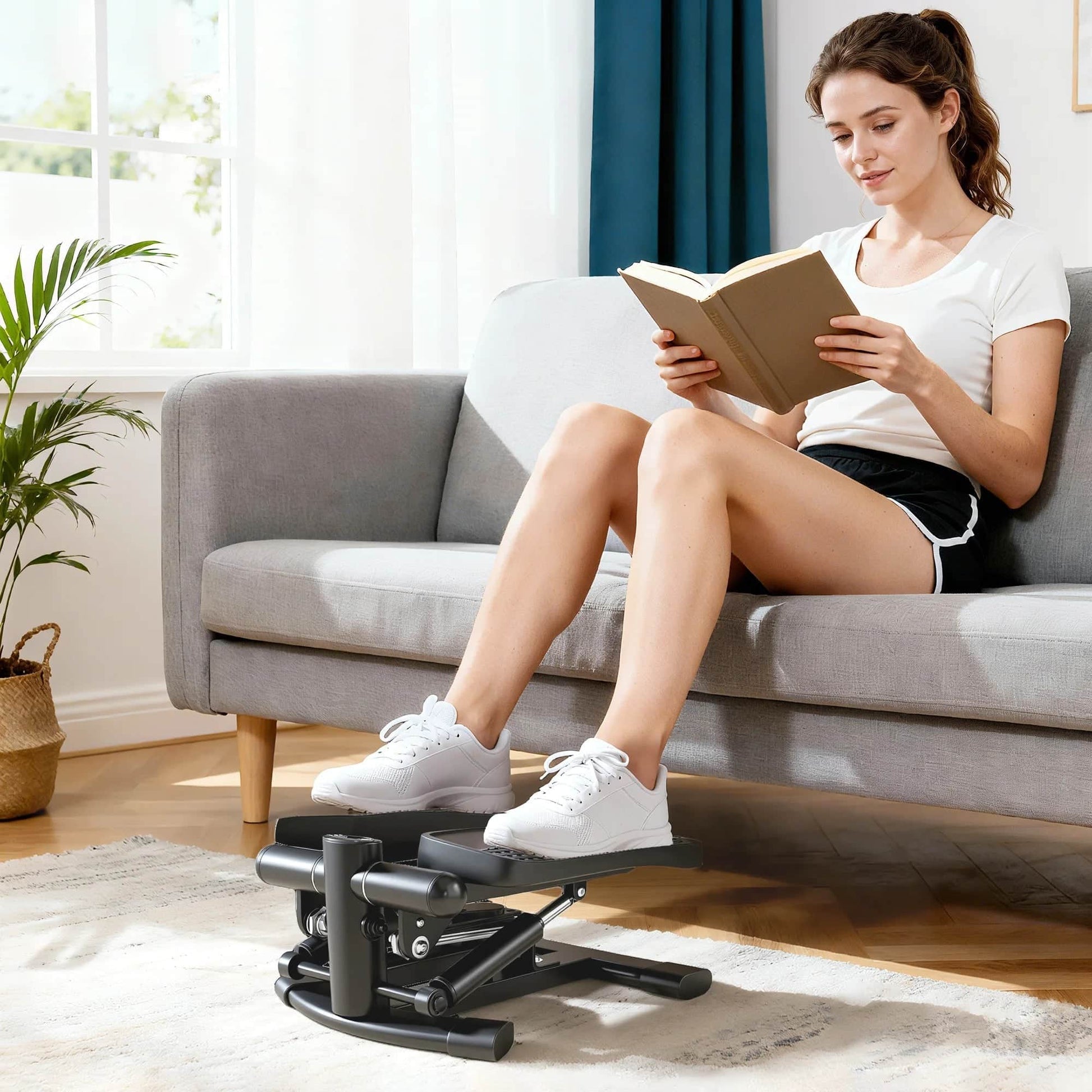 Femme lisant un livre sur un stepper fitness compact tout en s'entraînant à domicile.